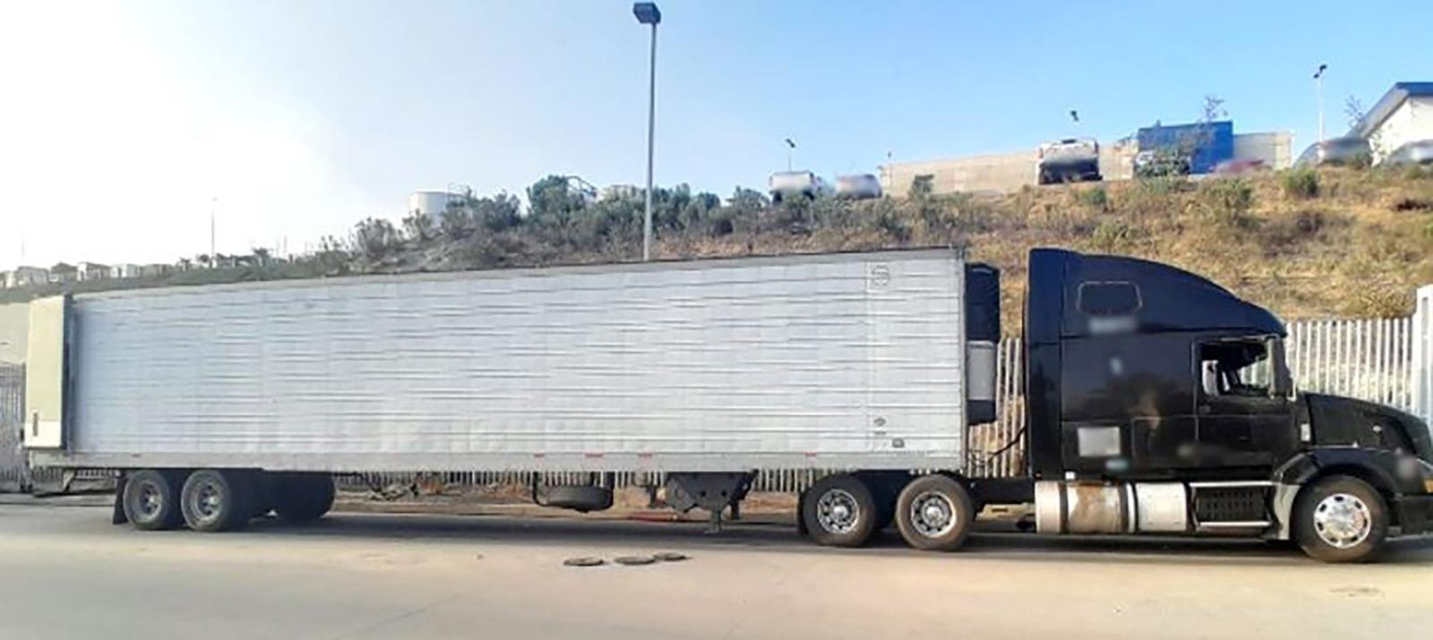 $!Detienen a un hombre que transportaba más de una tonelada de mentafetamina en Baja California Sur; el camión salió desde Mazatlán