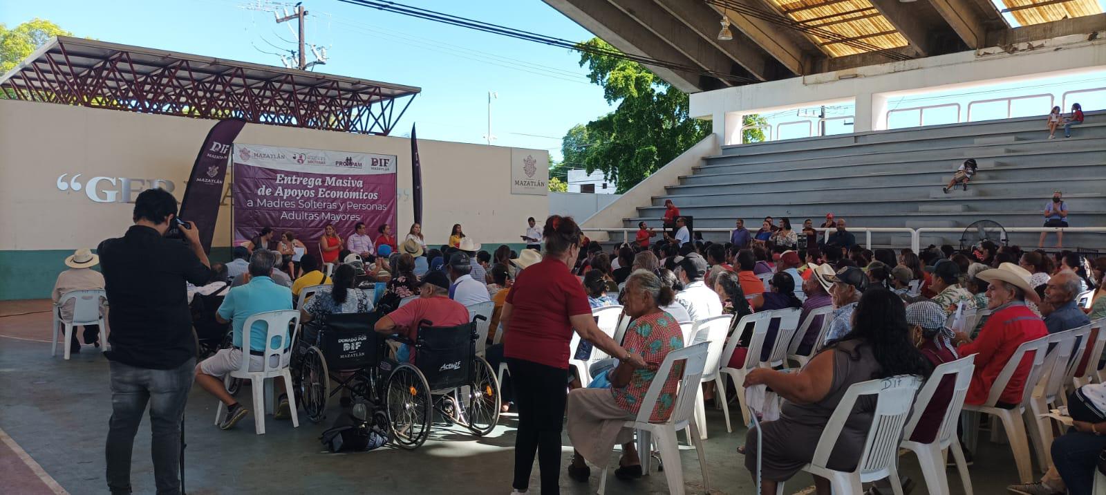 $!Reciben apoyo económico madres solteras y adultos mayores en Mazatlán
