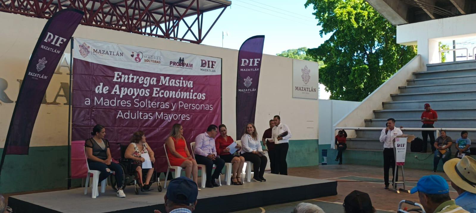 $!Reciben apoyo económico madres solteras y adultos mayores en Mazatlán