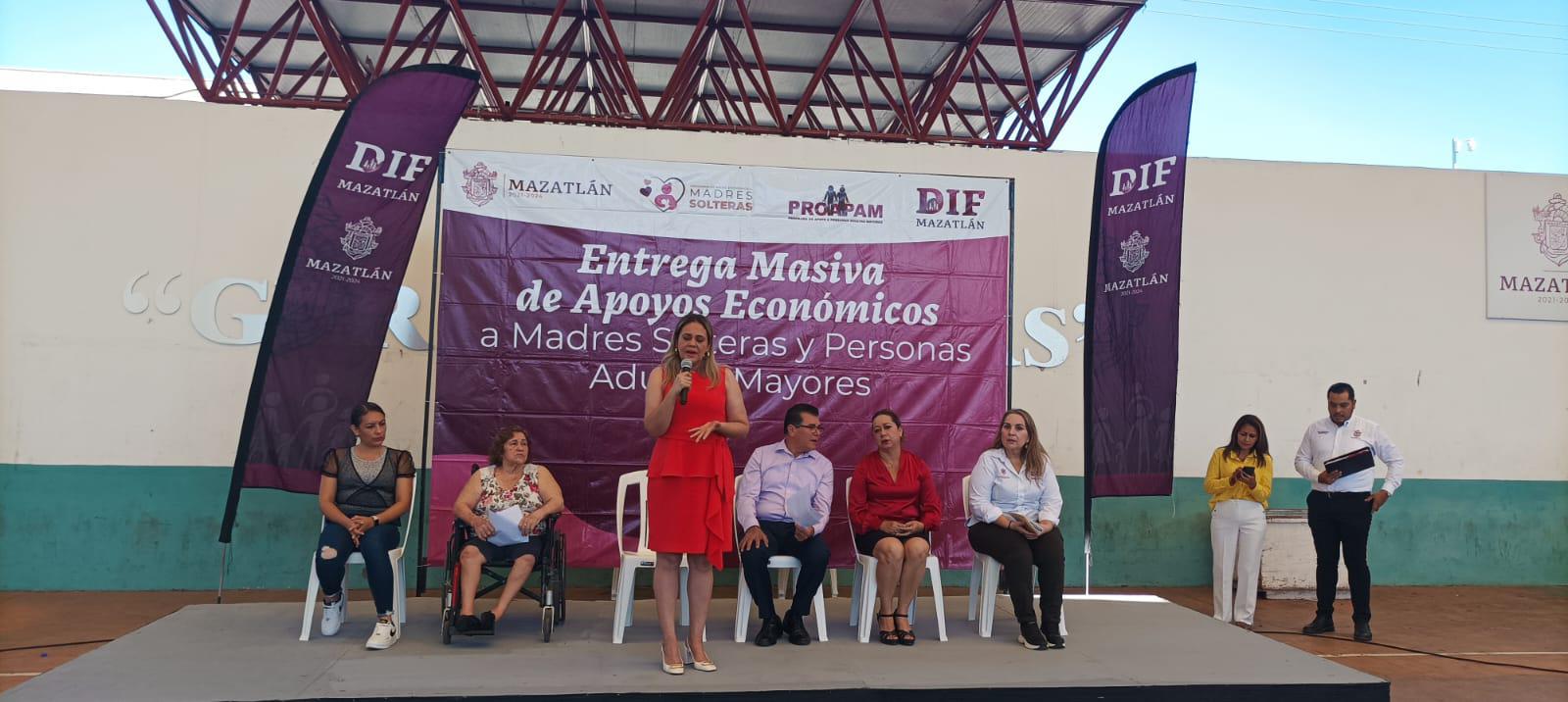 $!Reciben apoyo económico madres solteras y adultos mayores en Mazatlán