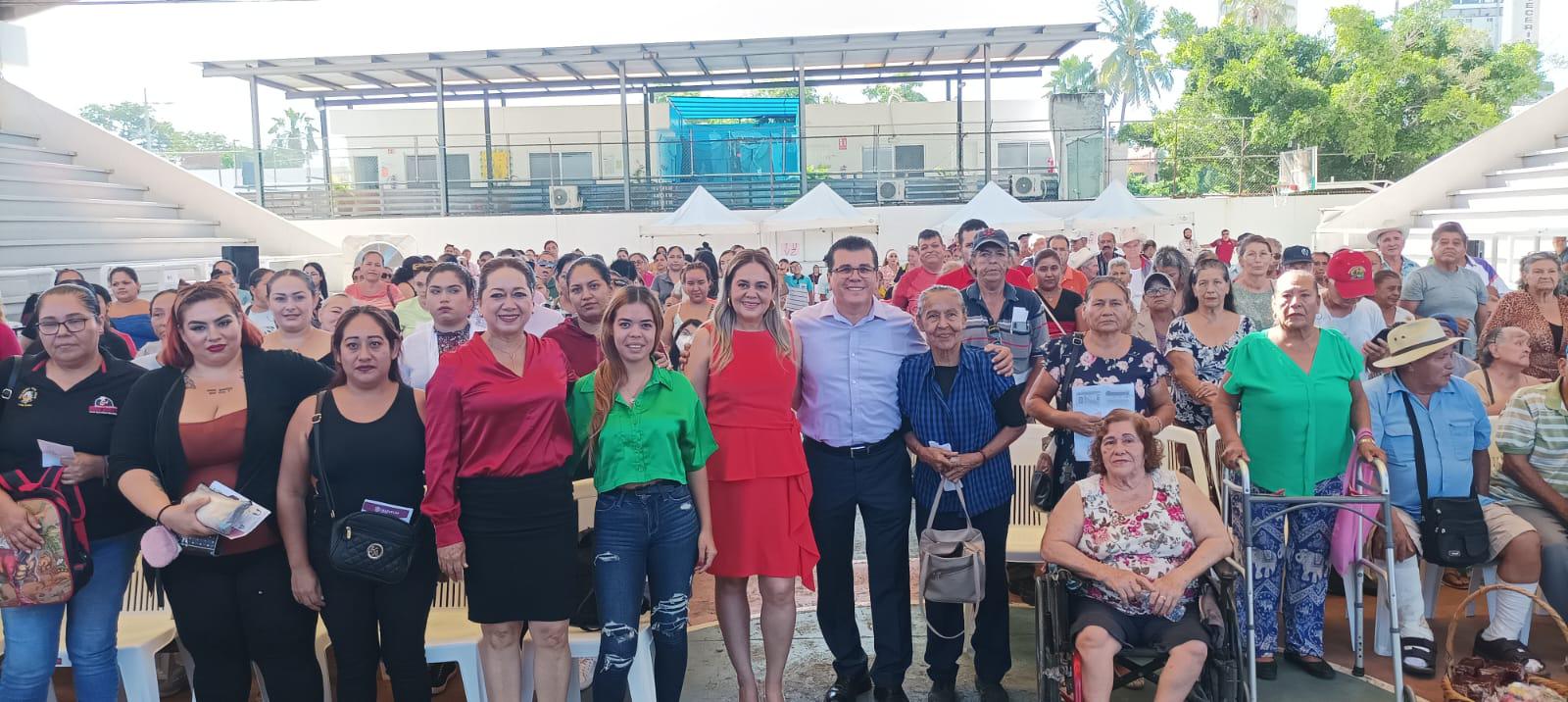 $!Reciben apoyo económico madres solteras y adultos mayores en Mazatlán