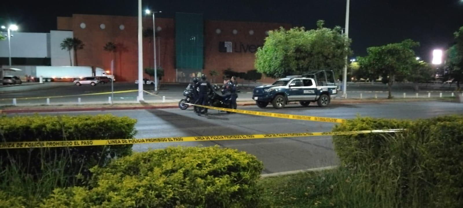 $!Arrojan una cabeza humana y la dejan con mensaje a las afueras de una plaza comercial de Culiacán