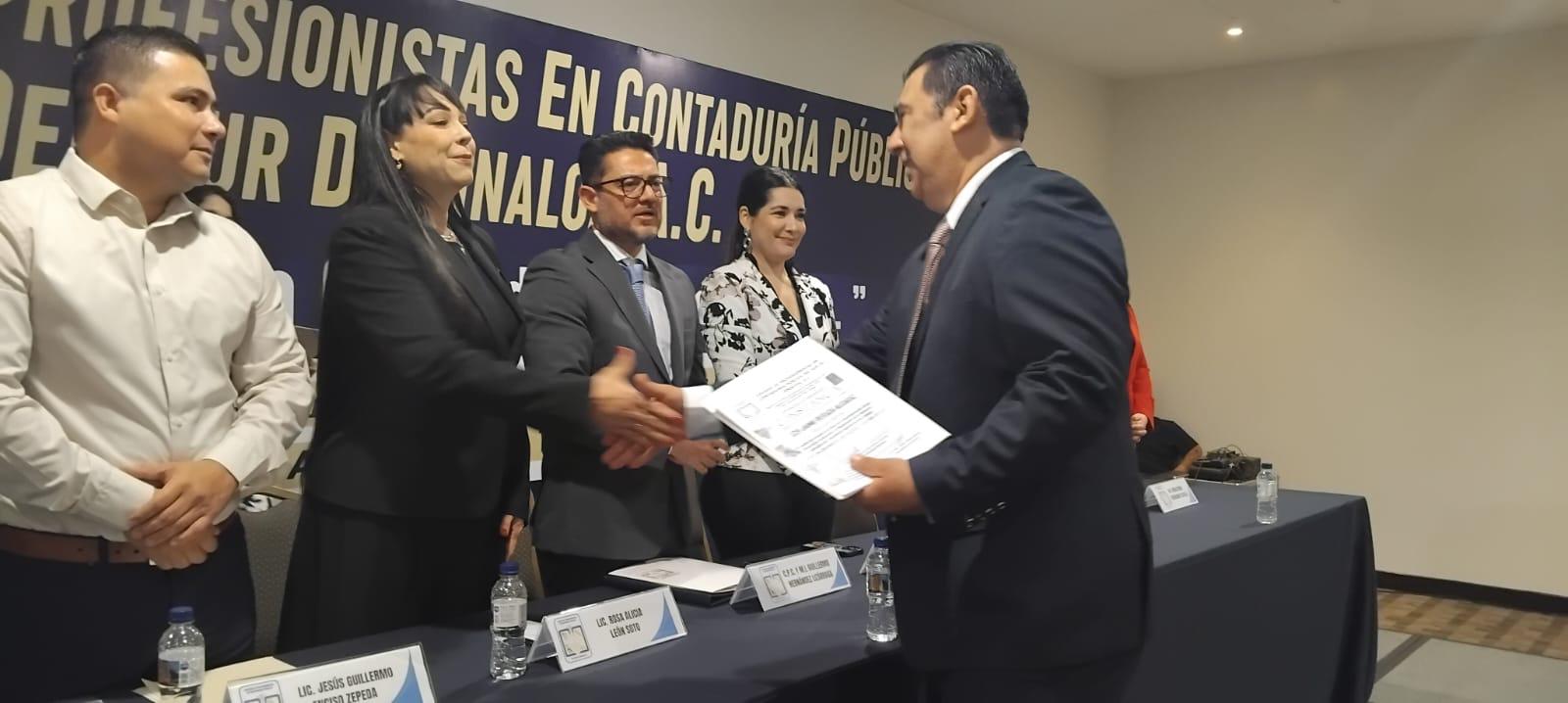 $!Contadores del sur de Sinaloa reciben certificaciones y refrendan formación continua
