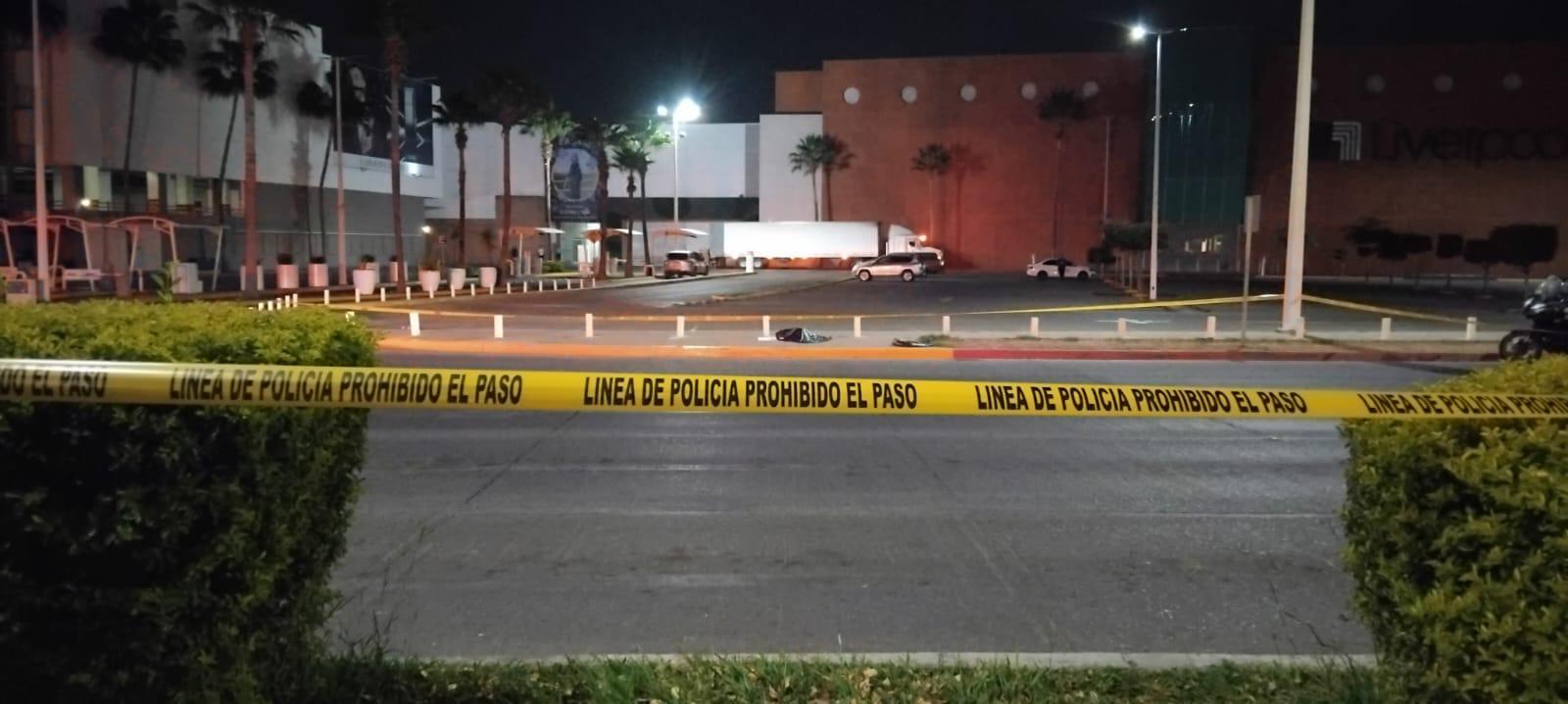 $!Arrojan una cabeza humana y la dejan con mensaje a las afueras de una plaza comercial de Culiacán