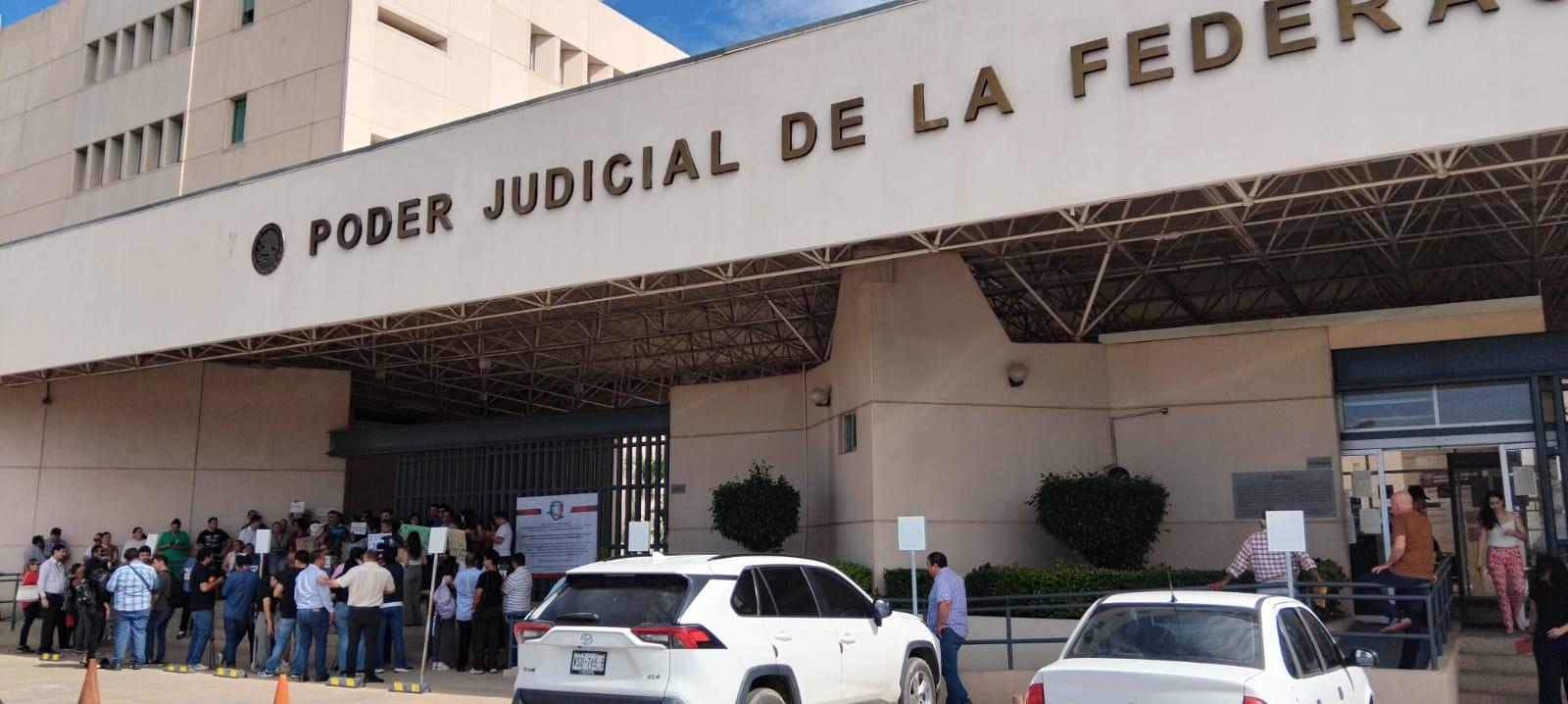 $!Trabajadores del Poder Judicial de la Federación en Culiacán protestan por falta de aire acondicionado y deterioro de instalaciones
