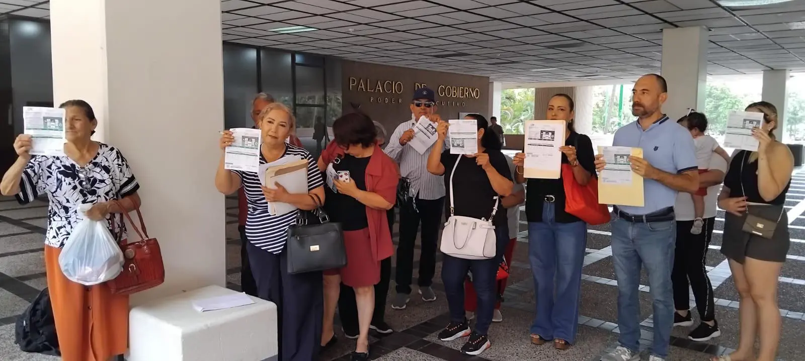$!Ciudadanos exhiben en Palacio de Gobierno cortes de suministro de la CFE