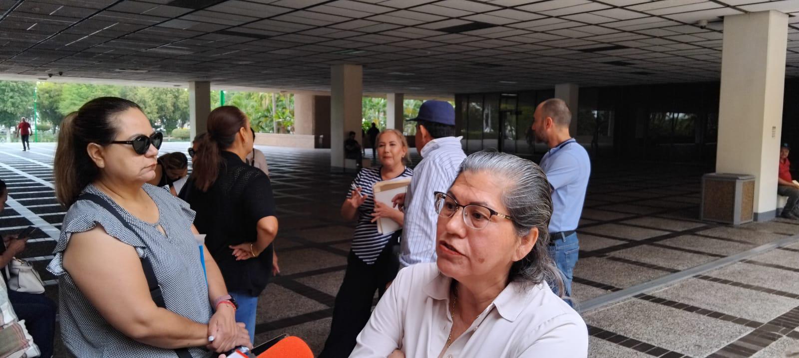 $!Ciudadanos exhiben en Palacio de Gobierno cortes de suministro de la CFE