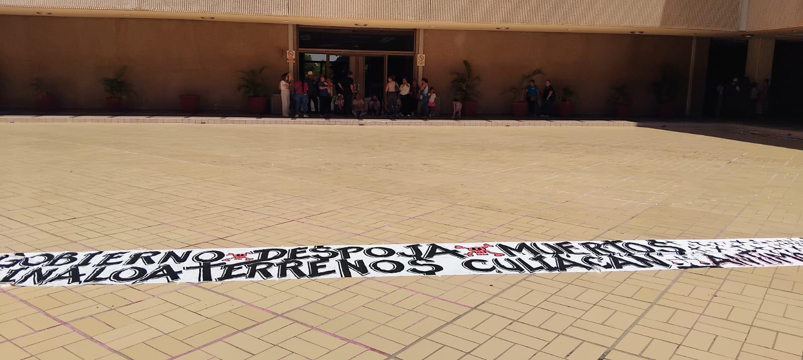 $!Manifestantes por altos cobros de la CFE acuden a Palacio de Gobierno tras promesa de reunión; denuncian agresión a dos mujeres