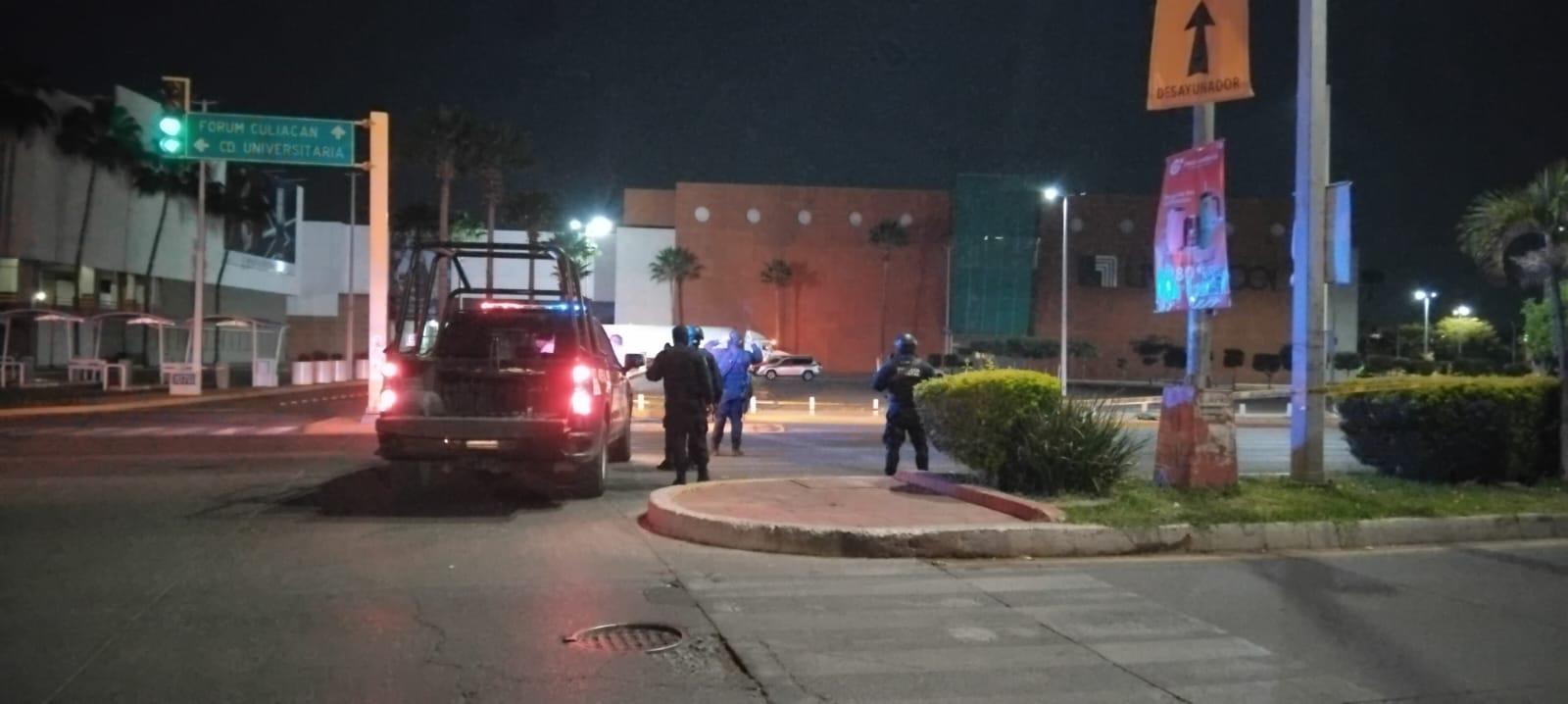 $!Arrojan una cabeza humana y la dejan con mensaje a las afueras de una plaza comercial de Culiacán