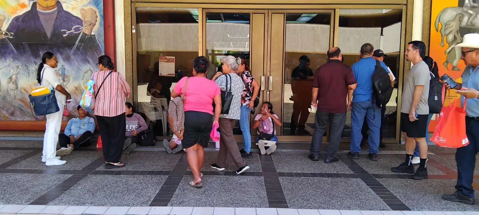 $!Manifestantes por altos cobros de la CFE acuden a Palacio de Gobierno tras promesa de reunión; denuncian agresión a dos mujeres