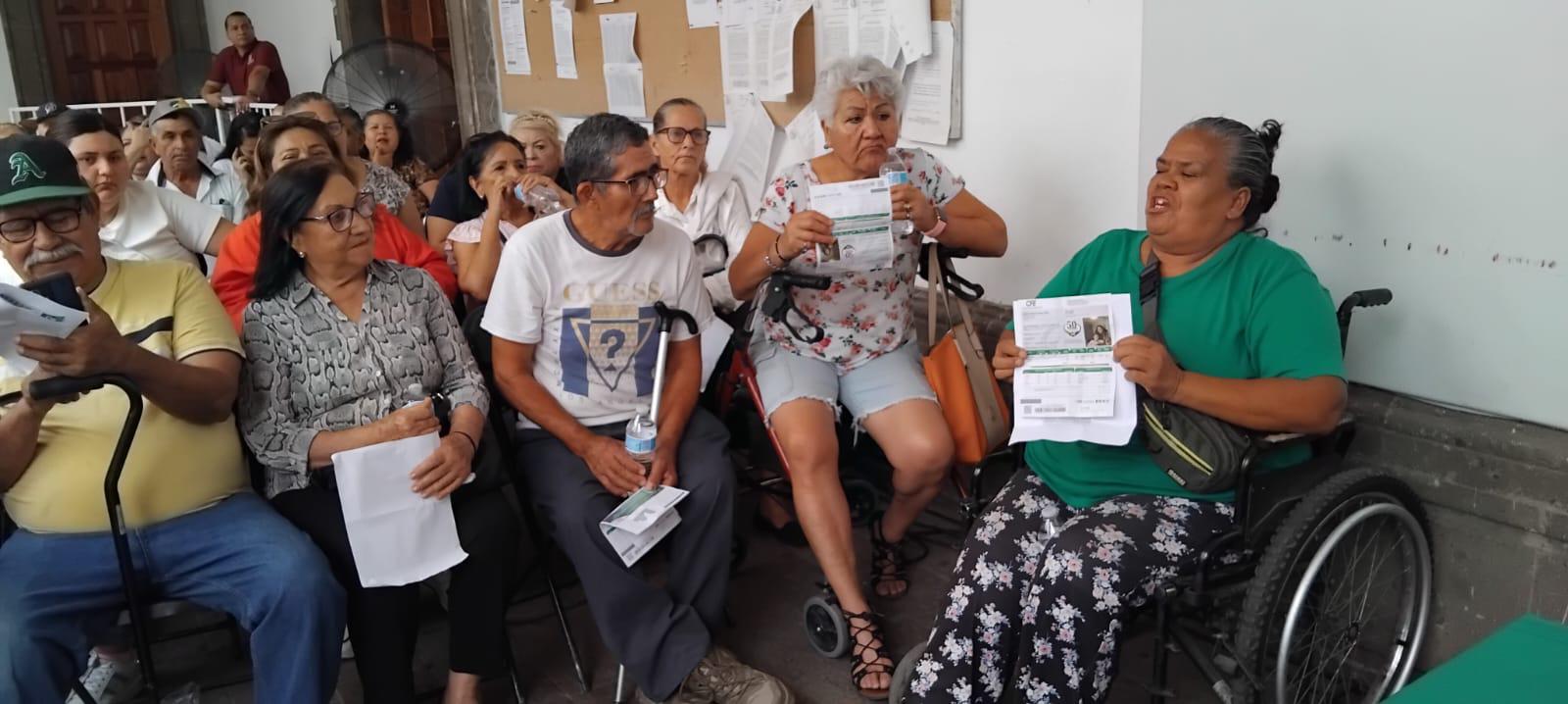 $!Usuarios buscan solución a altos cobros de luz en mesa de la CFE instalada en Culiacán