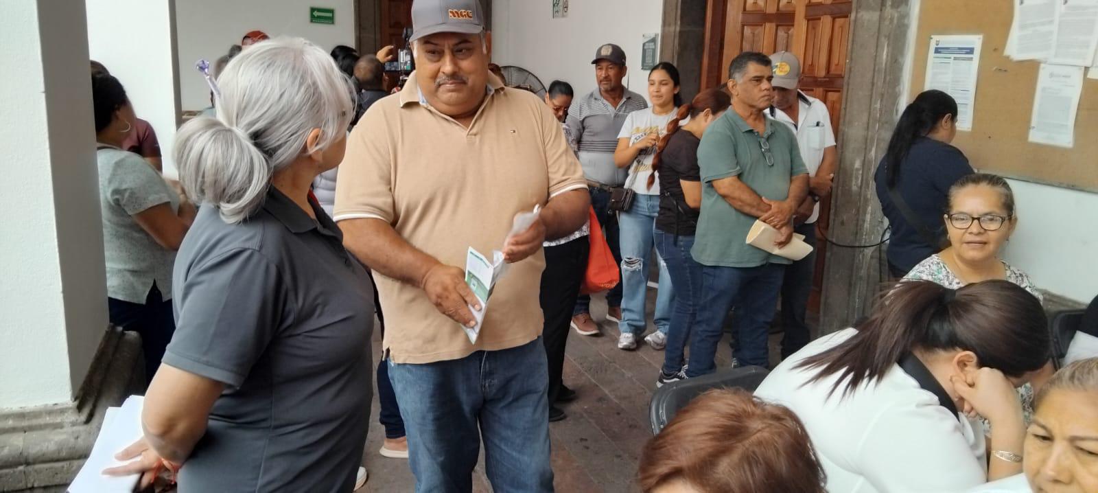 $!Usuarios buscan solución a altos cobros de luz en mesa de la CFE instalada en Culiacán