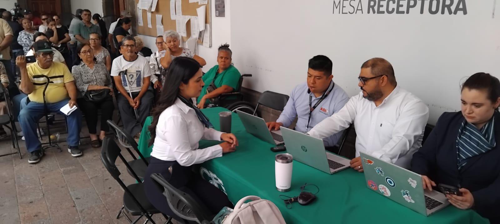 $!Usuarios buscan solución a altos cobros de luz en mesa de la CFE instalada en Culiacán