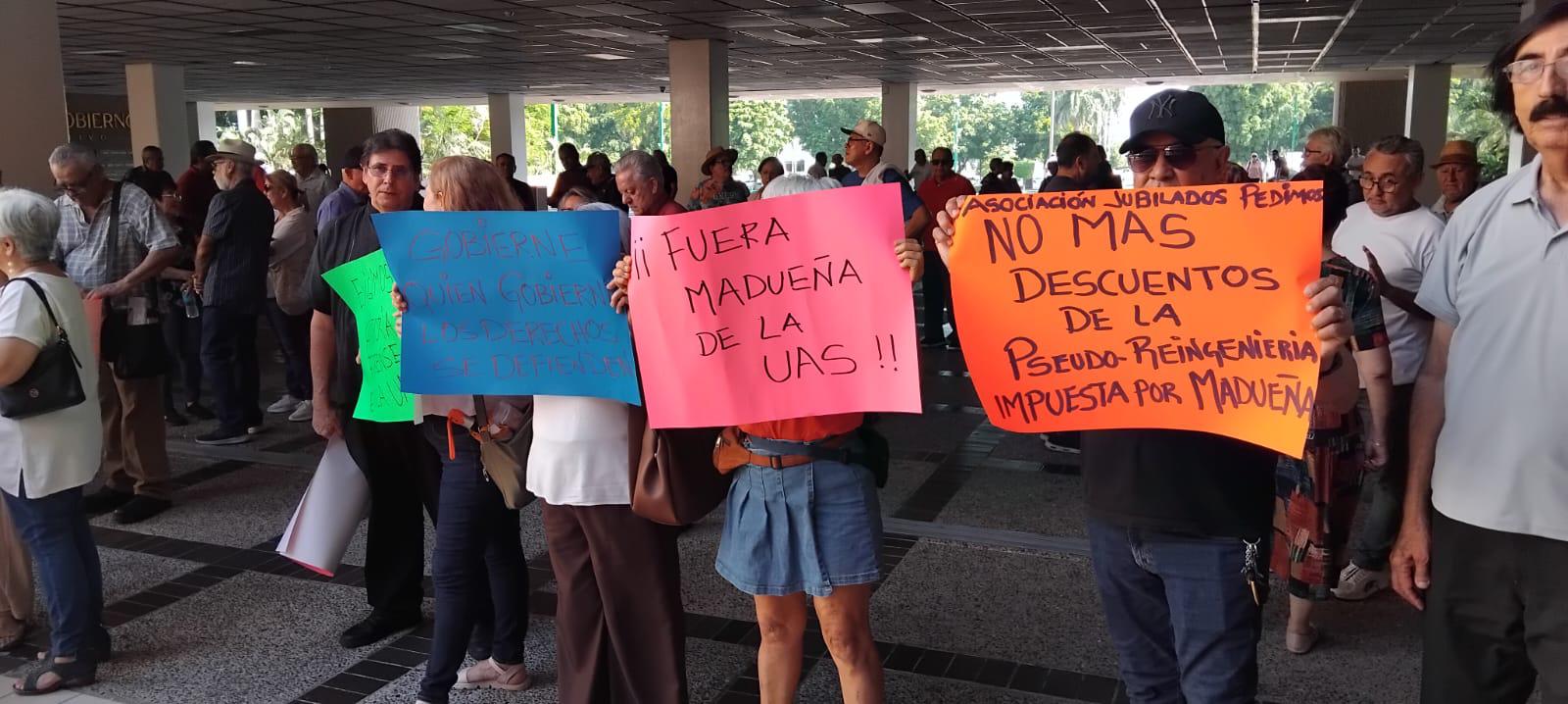 $!Jubilados de la UAS denuncian ‘robo’ a sus pensiones por reingeniería financiera en Palacio de Gobierno