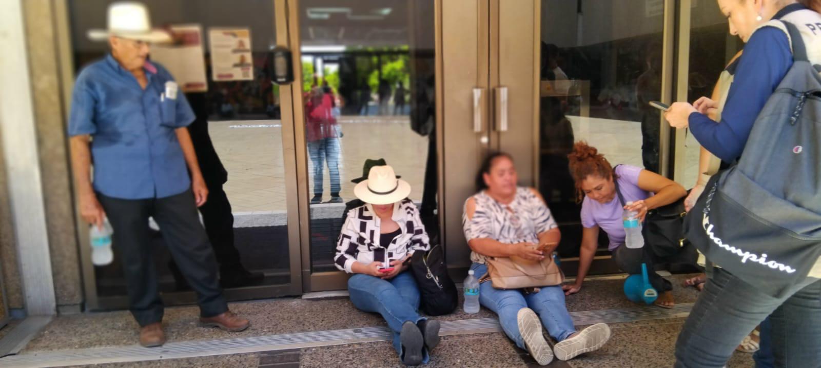 $!Manifestantes por altos cobros de la CFE acuden a Palacio de Gobierno tras promesa de reunión; denuncian agresión a dos mujeres