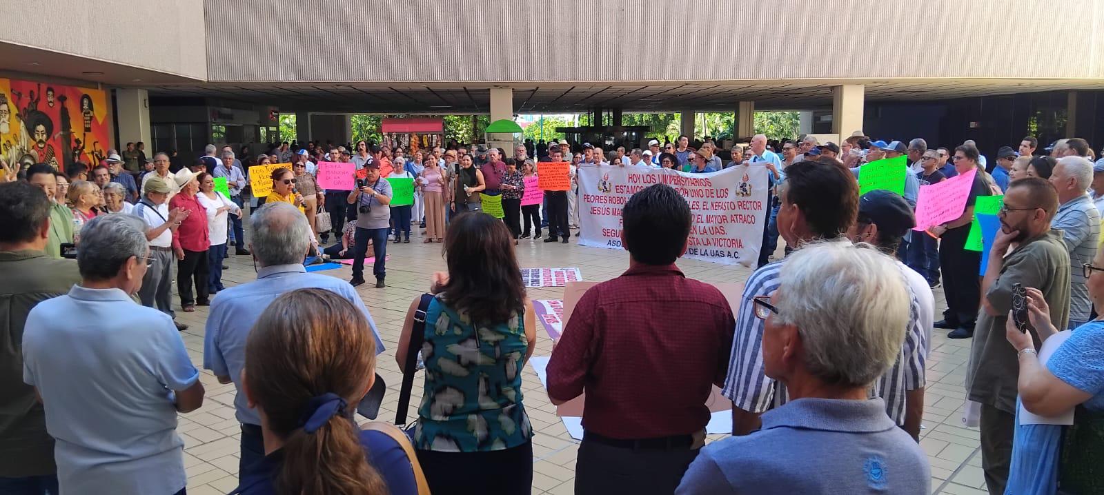$!Jubilados de la UAS denuncian ‘robo’ a sus pensiones por reingeniería financiera en Palacio de Gobierno