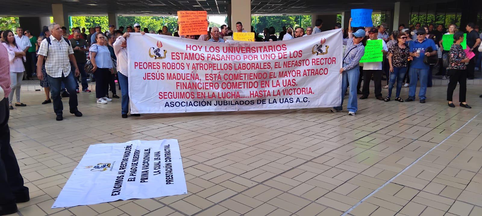 $!Jubilados de la UAS denuncian ‘robo’ a sus pensiones por reingeniería financiera en Palacio de Gobierno