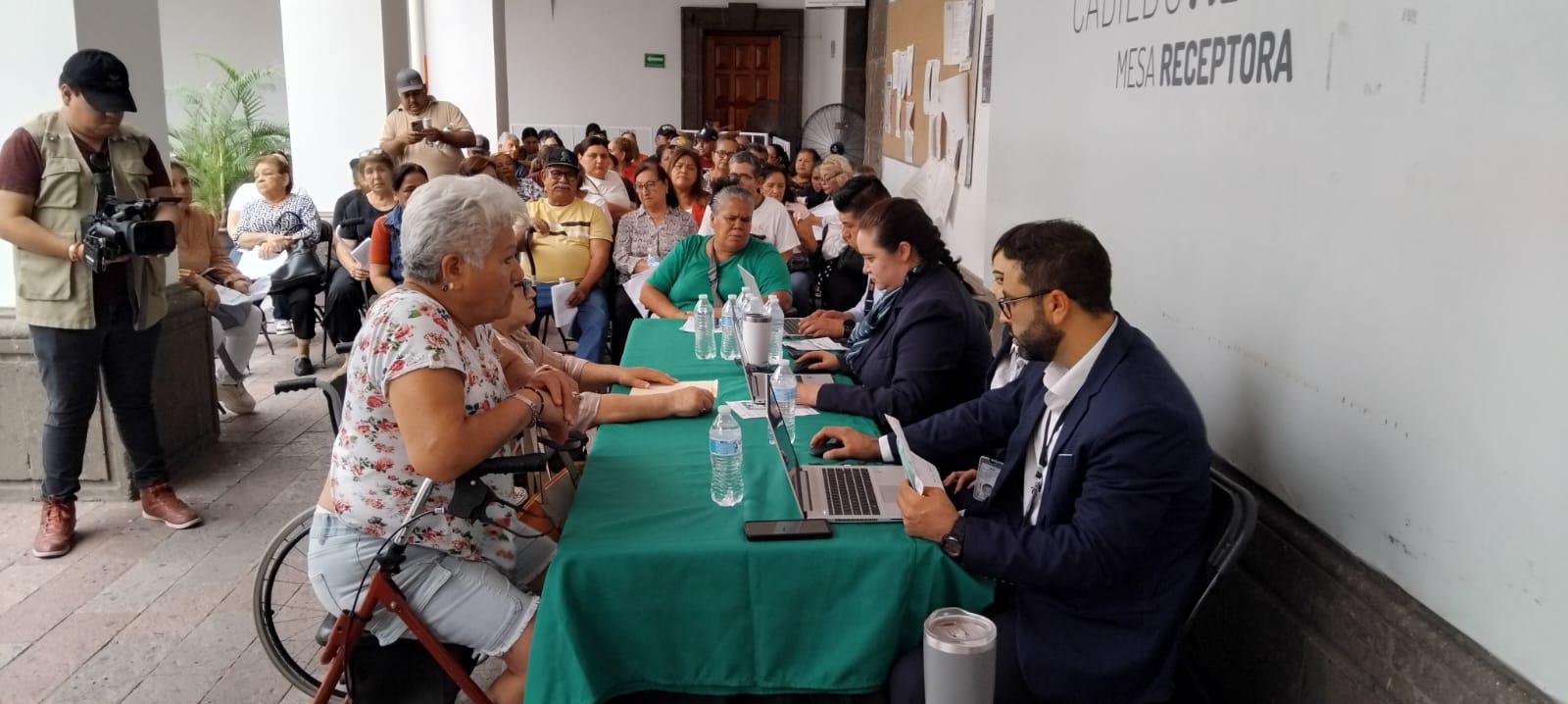 $!Usuarios buscan solución a altos cobros de luz en mesa de la CFE instalada en Culiacán