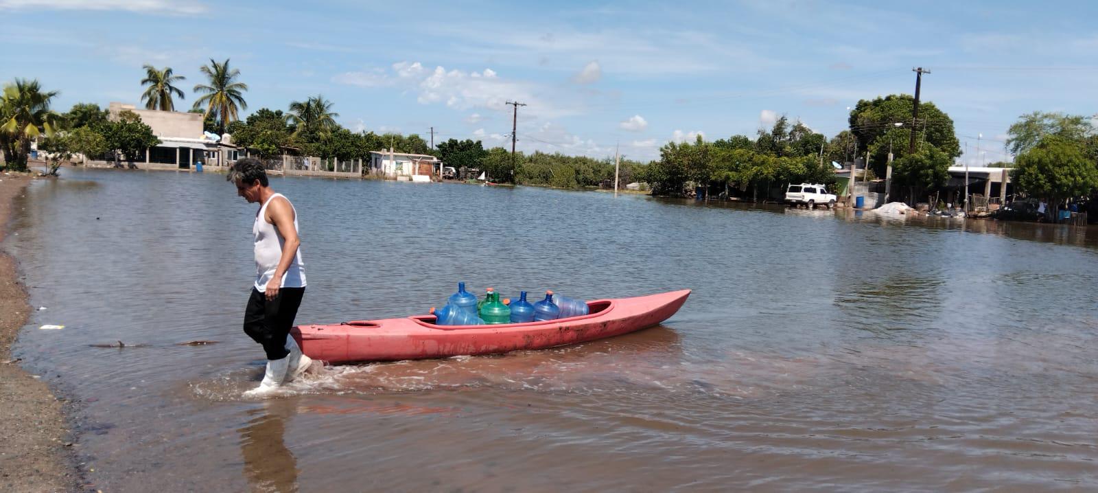 $!Sube el mar e inunda al menos 100 viviendas en Las Aguamitas