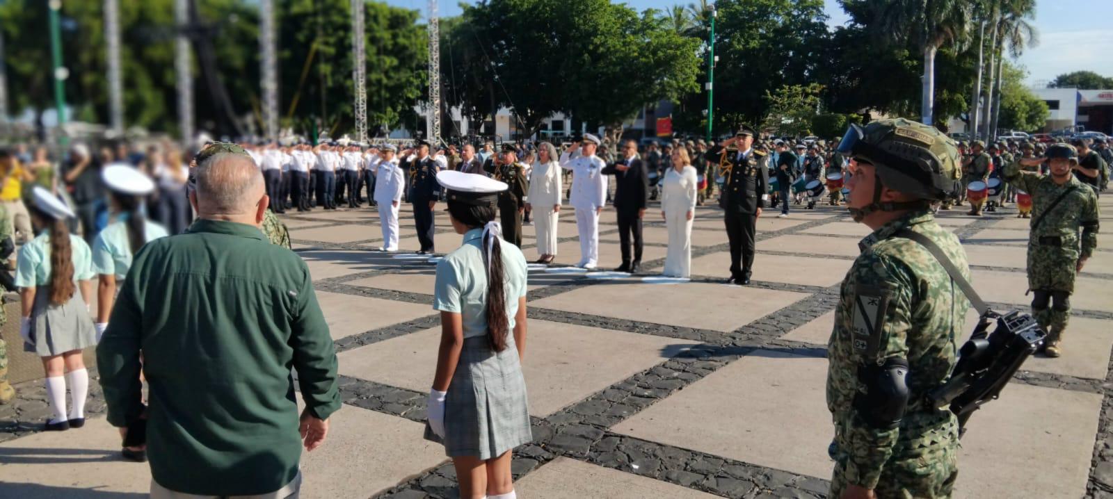 $!Encabeza Graciela Domínguez izamiento de bandera por el 216 aniversario de la Independencia