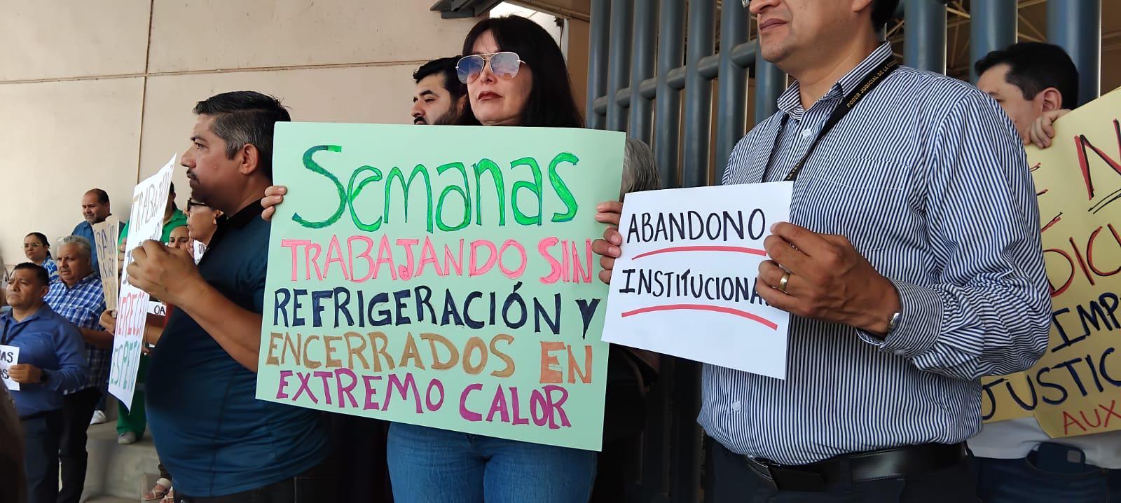 $!Trabajadores del Poder Judicial de la Federación en Culiacán protestan por falta de aire acondicionado y deterioro de instalaciones