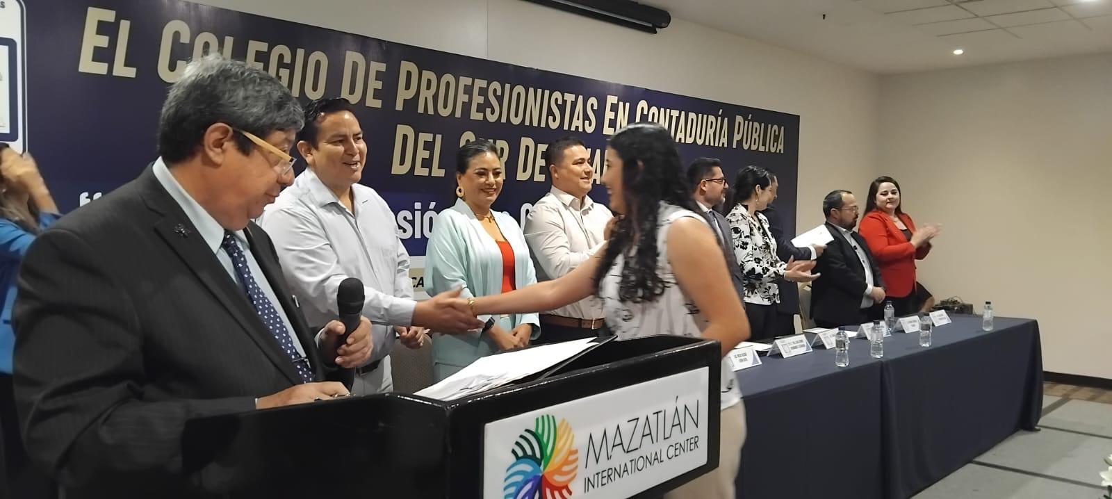 $!Contadores del sur de Sinaloa reciben certificaciones y refrendan formación continua