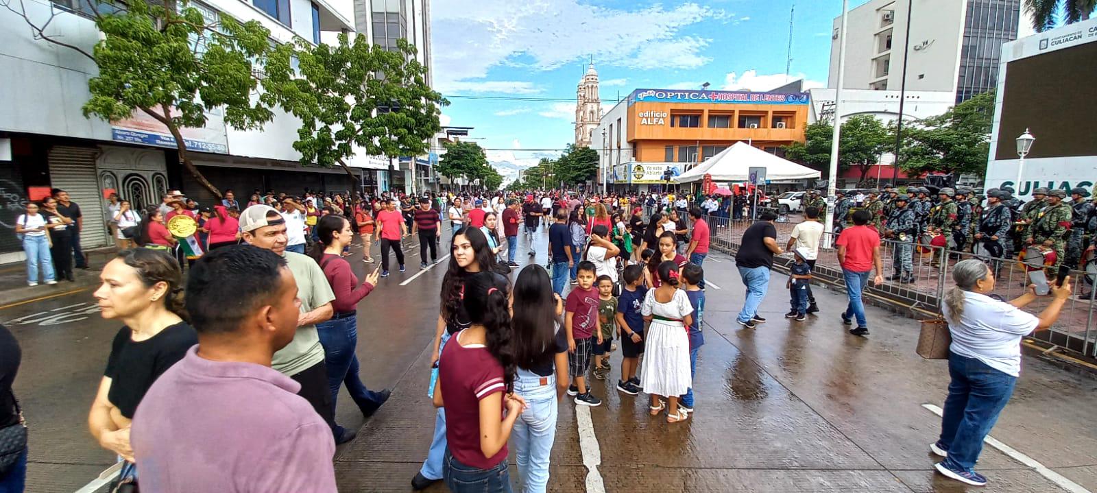 $!Baja afluencia marca desfile por la Independencia de México en Culiacán