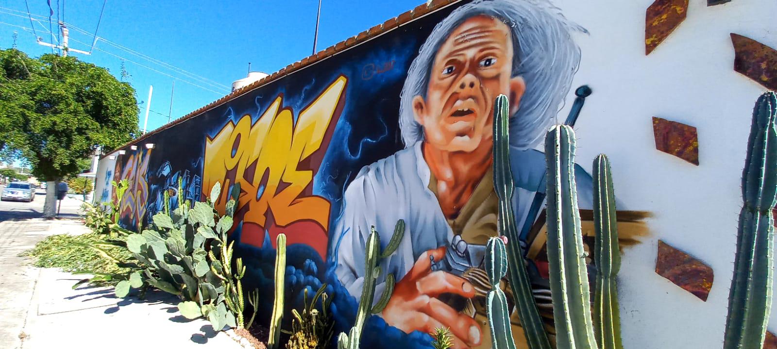 $!Da el Doctor Feis ‘cachetazo’ de nostalgia con mural de película Volver al futuro en la colonia Zapata