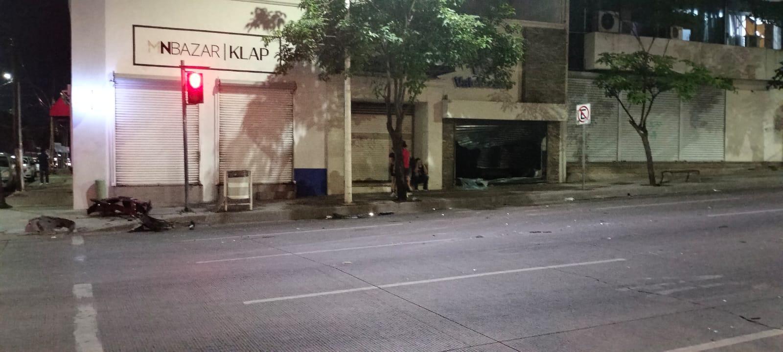 $!Patrulla de la Guardia Nacional se estrella contra un local del Centro de Culiacán