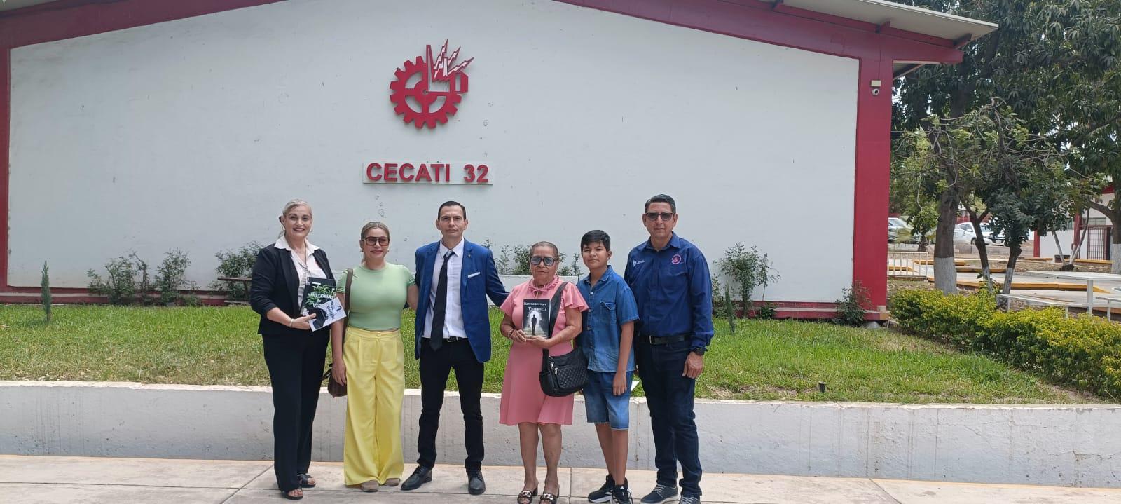$!El autor junto a la directora del plantel Reyna Armenta Obeso, la maestra Irma Gisela Valenzuela Loaiza, su tía Lucía Loaiza León, su sobrino Noel, y el jefe de Biblioteca del Tec de Culiacán Jesús Ramon Favela Bueno.