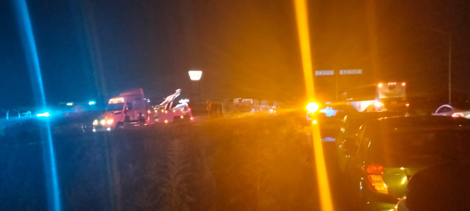 $!Volcadura de tráiler cargado con camarón deja tres heridos en Culiacán