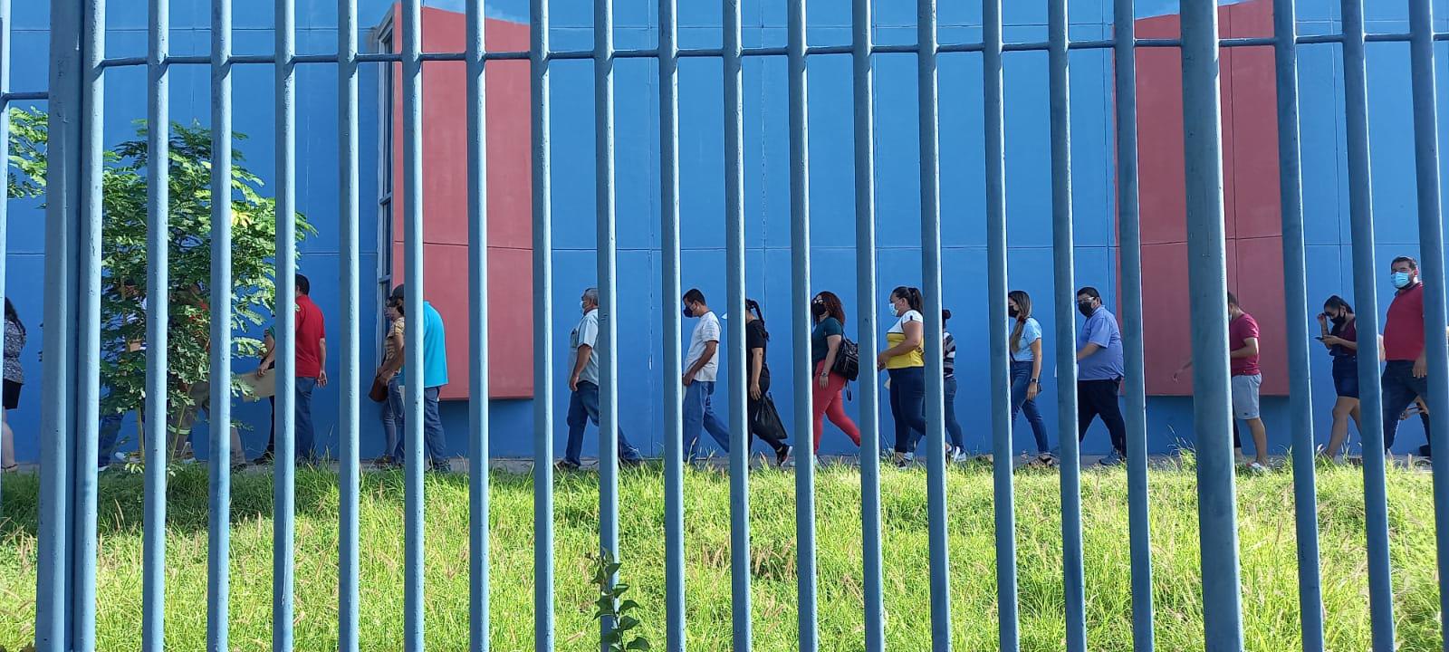 $!Jóvenes de 30 a 39 años acuden por su segunda dosis contra el Covid en Mazatlán