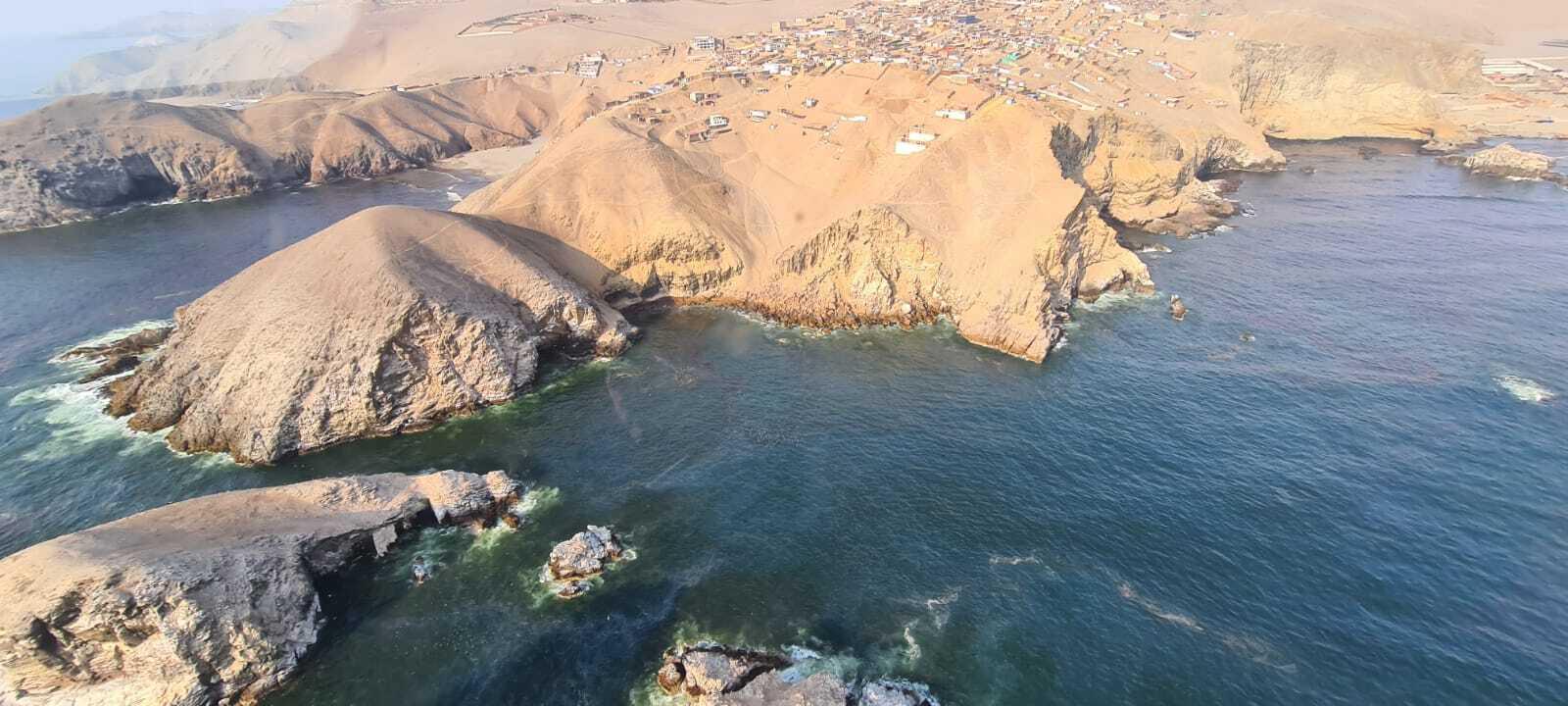 $!El Ministerio del Ambiente informó que fueron seis mil barriles de petróleo vertidas en el mar.