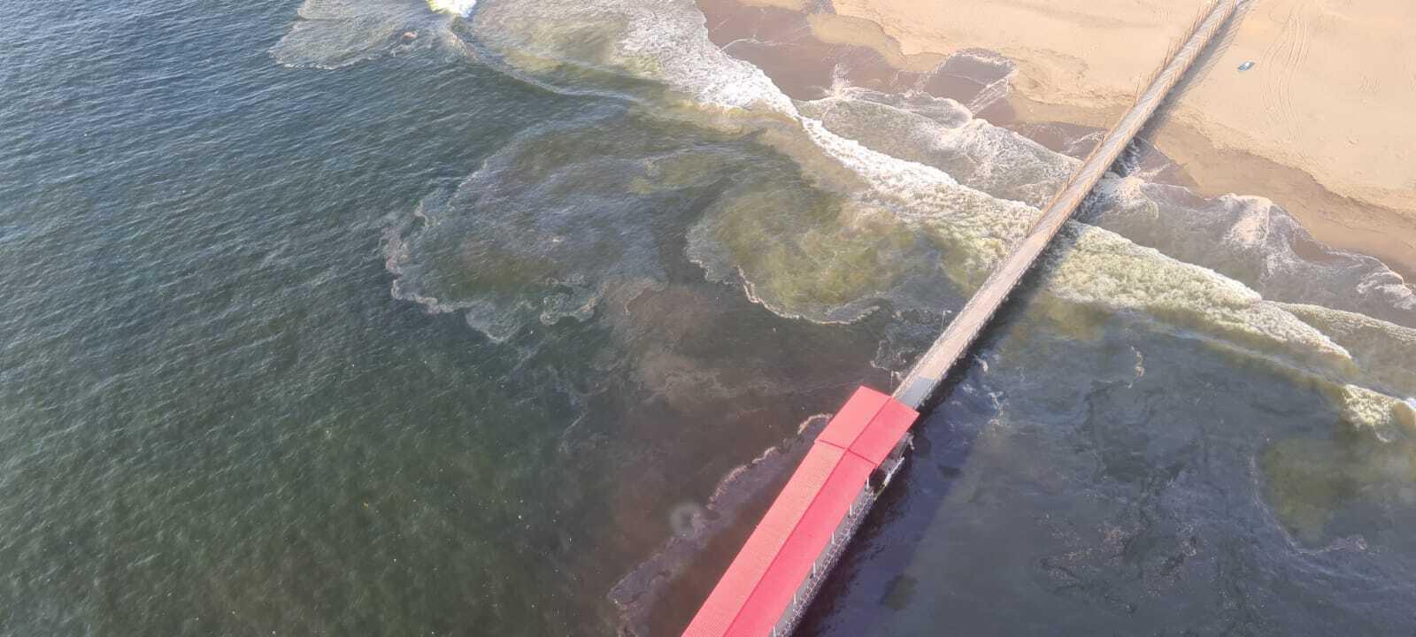 $!Desde el aire se observa las manchas del derrame de petróleo de la Refinería La Pampilla.