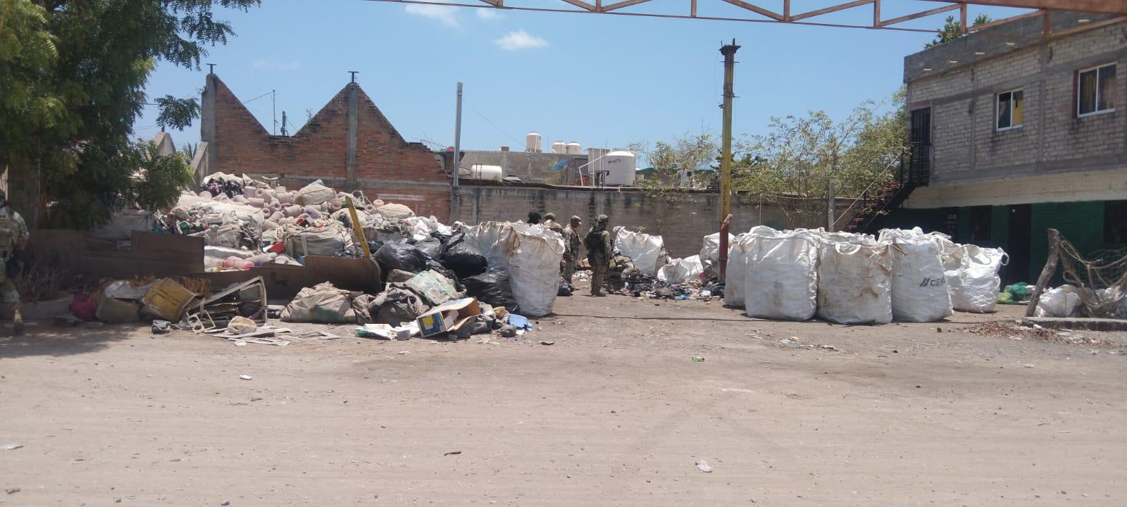 $!Localizan artefacto explosivo entre basura en Escuinapa