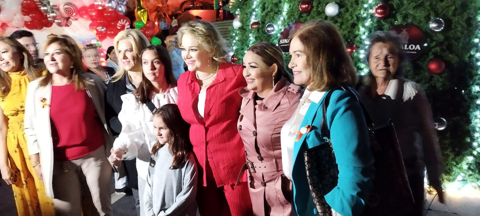 $!Encienden pino de Navidad y hacen Festival Navideño