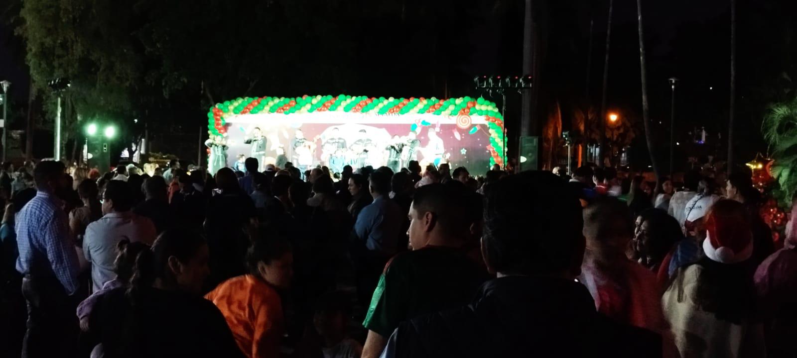 $!Encienden pino de Navidad y hacen Festival Navideño
