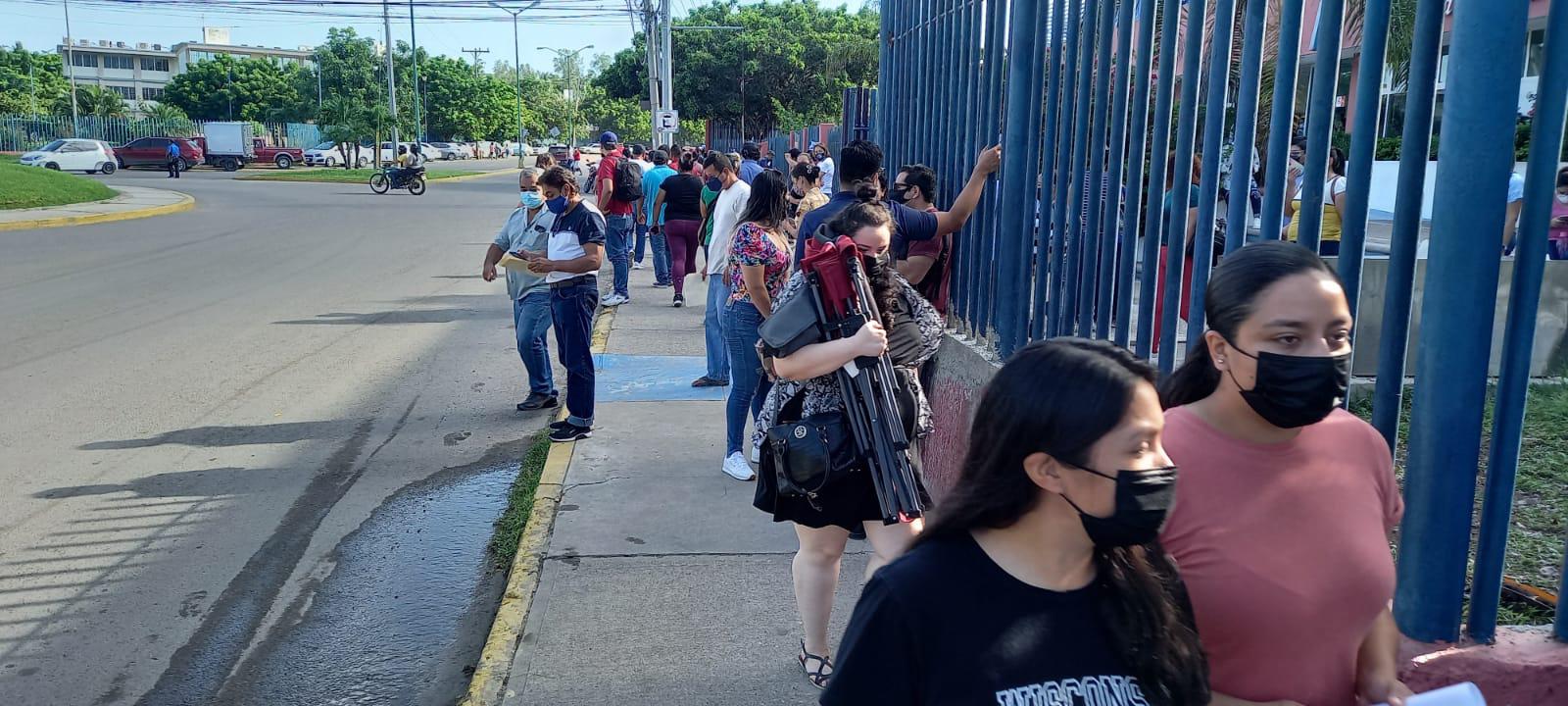 $!Jóvenes de 30 a 39 años acuden por su segunda dosis contra el Covid en Mazatlán