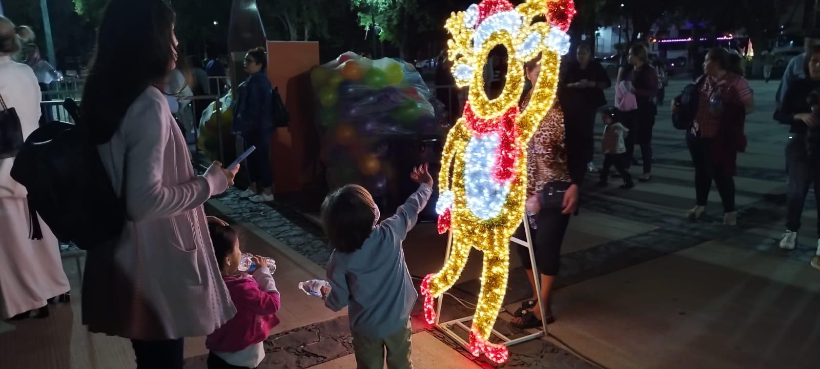 $!Encienden pino de Navidad y hacen Festival Navideño