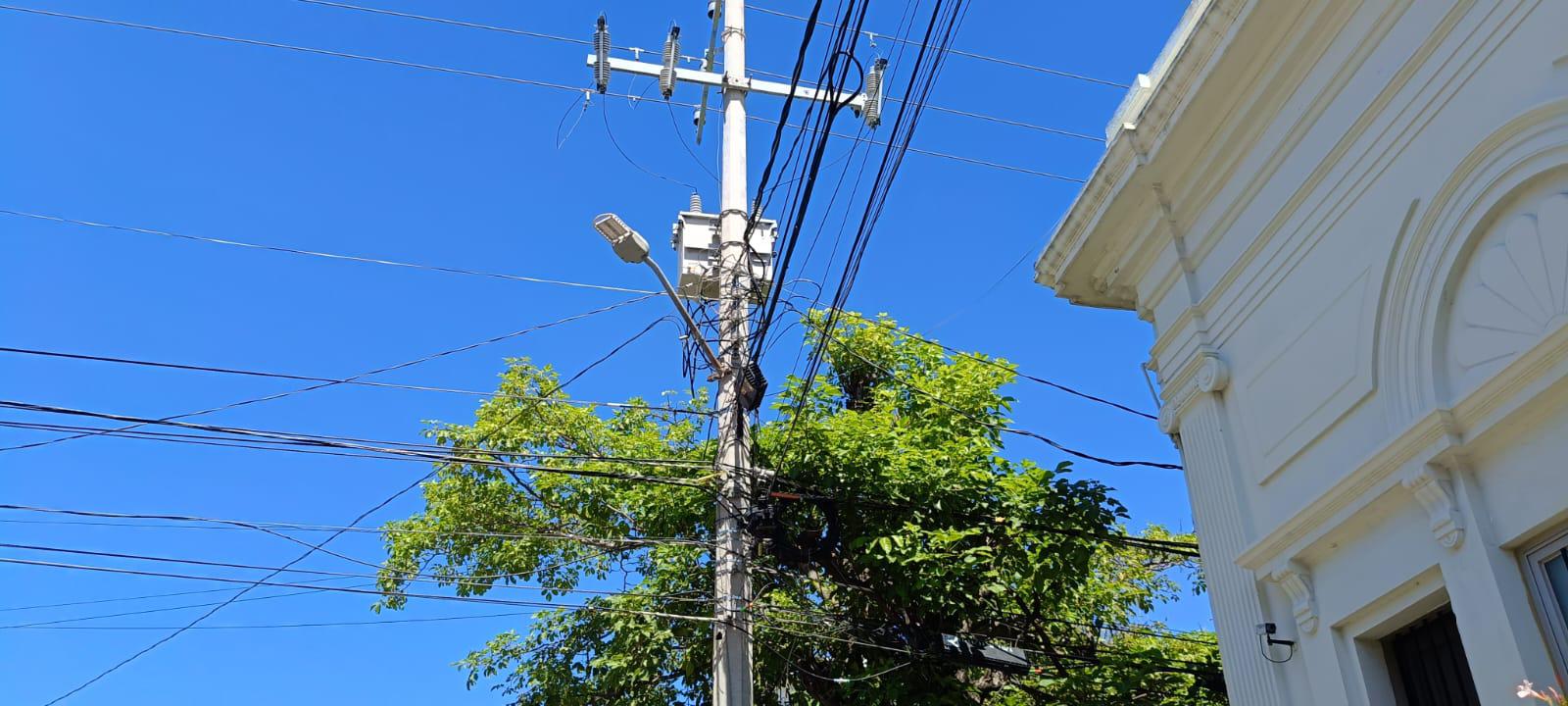 $!Vecinos de la calle Guillermo Nelson en el Centro cumplen más de 30 horas sin electricidad