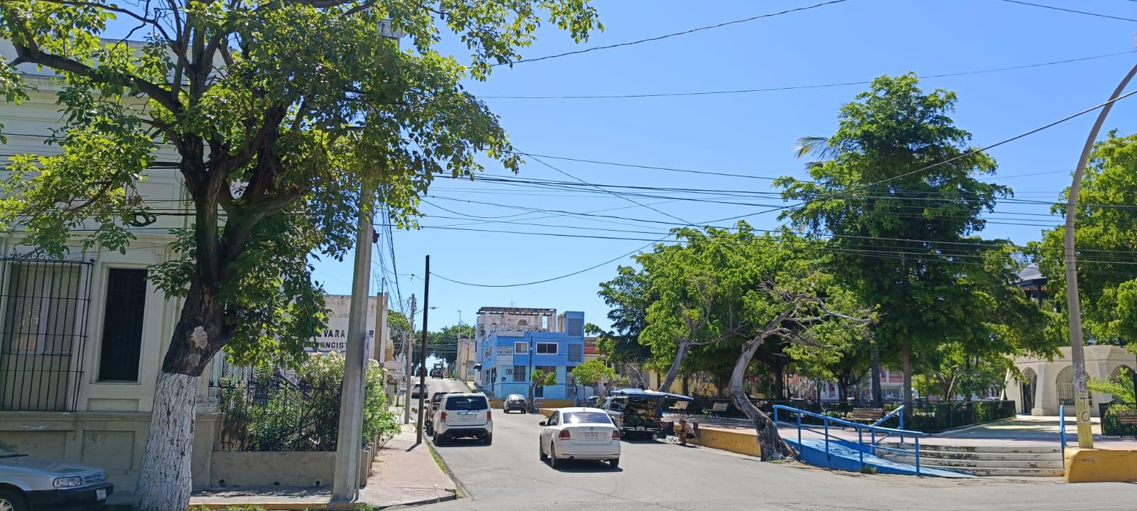 $!Vecinos de la calle Guillermo Nelson en el Centro cumplen más de 30 horas sin electricidad