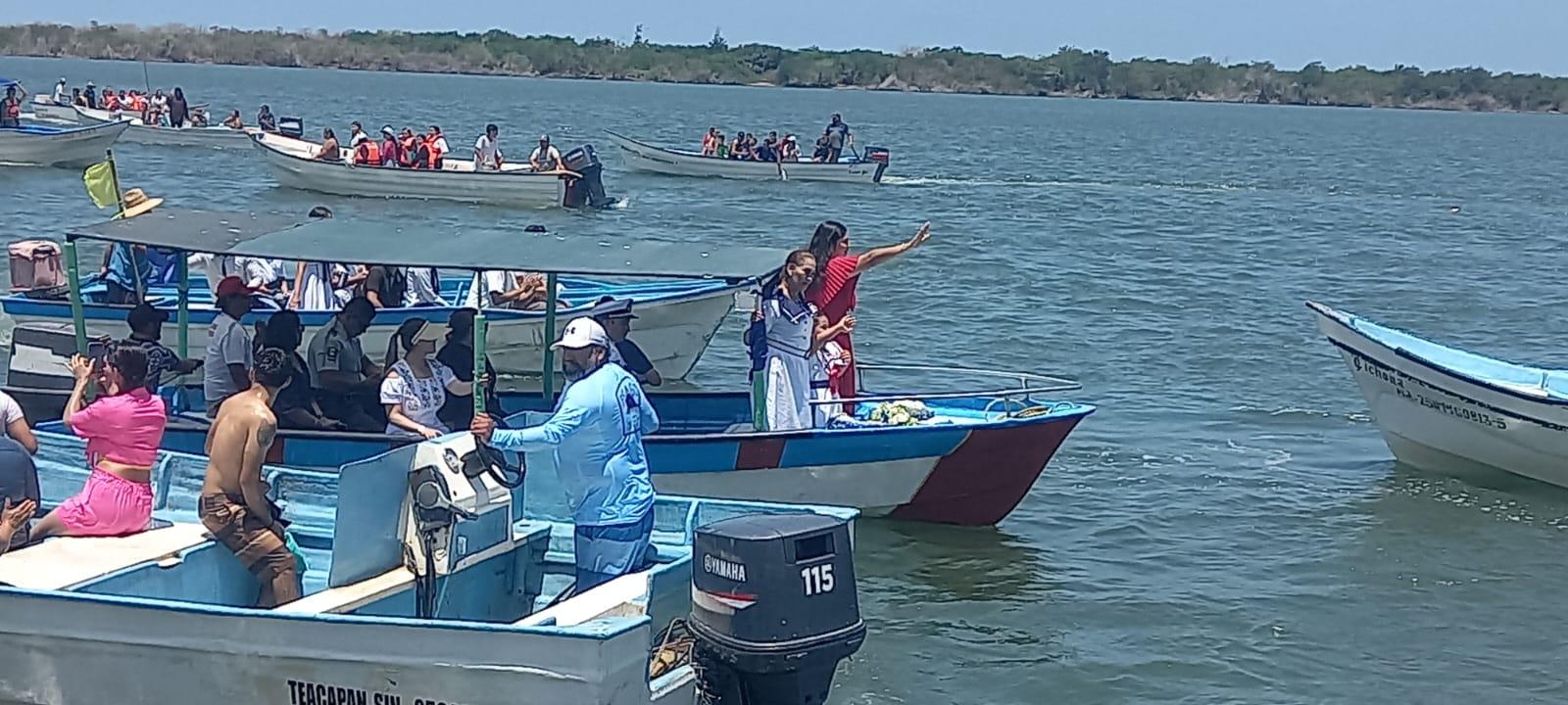 $!Lanzan al mar ofrenda floral en memoria de marinos y pescadores en Teacapán
