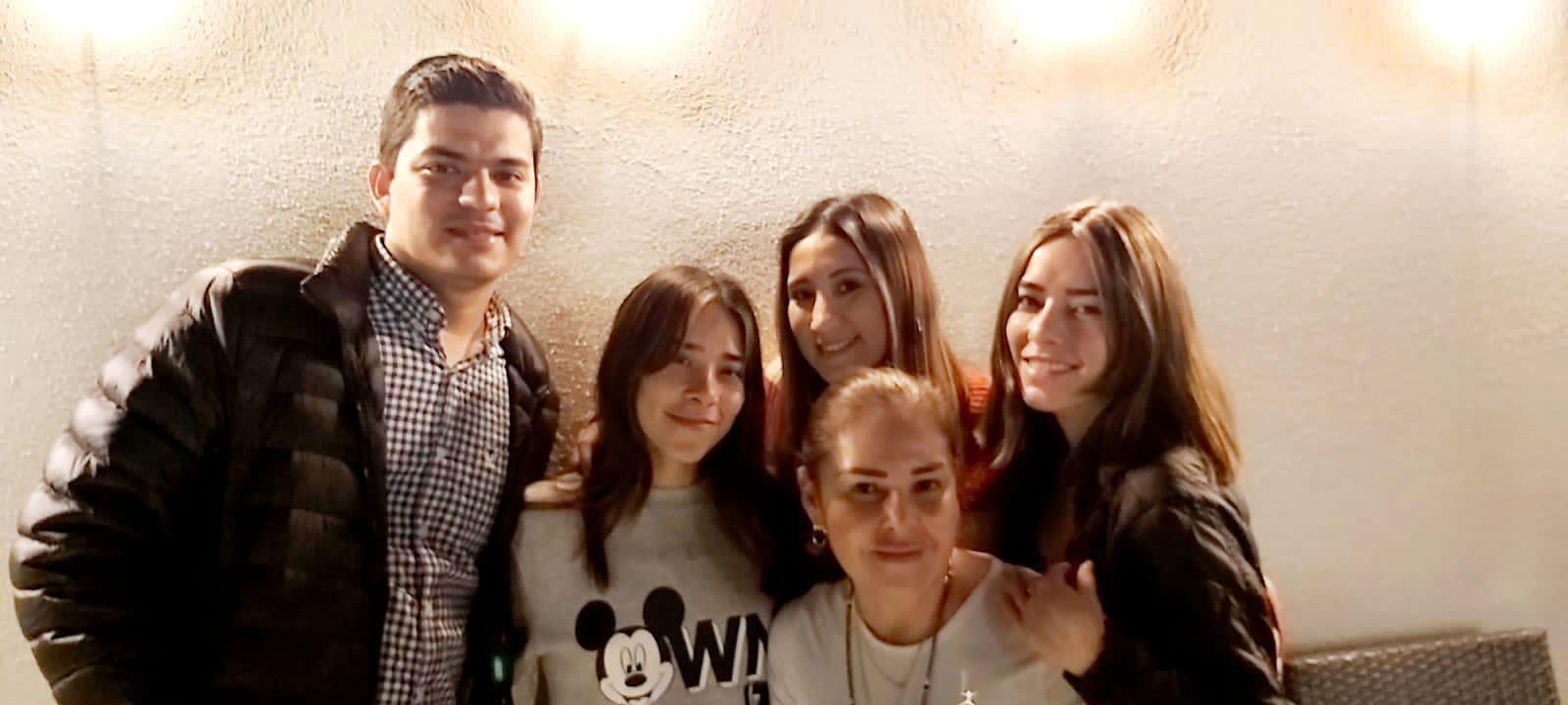 $!La pareja entre Adriana Osuna, Daniela y Adriana Tussi, quienes fueron los cómplices de la joven pareja.