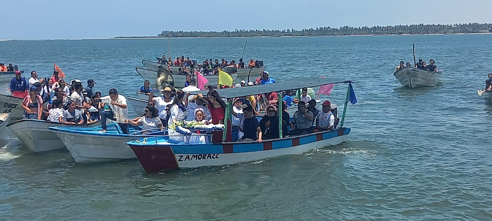 $!Lanzan al mar ofrenda floral en memoria de marinos y pescadores en Teacapán