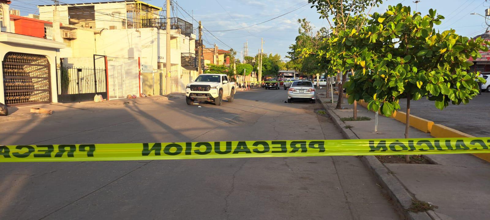 $!Privan de libertad a tres personas frente al mercado Humaya en Culiacán; dejan vehículo abandonado