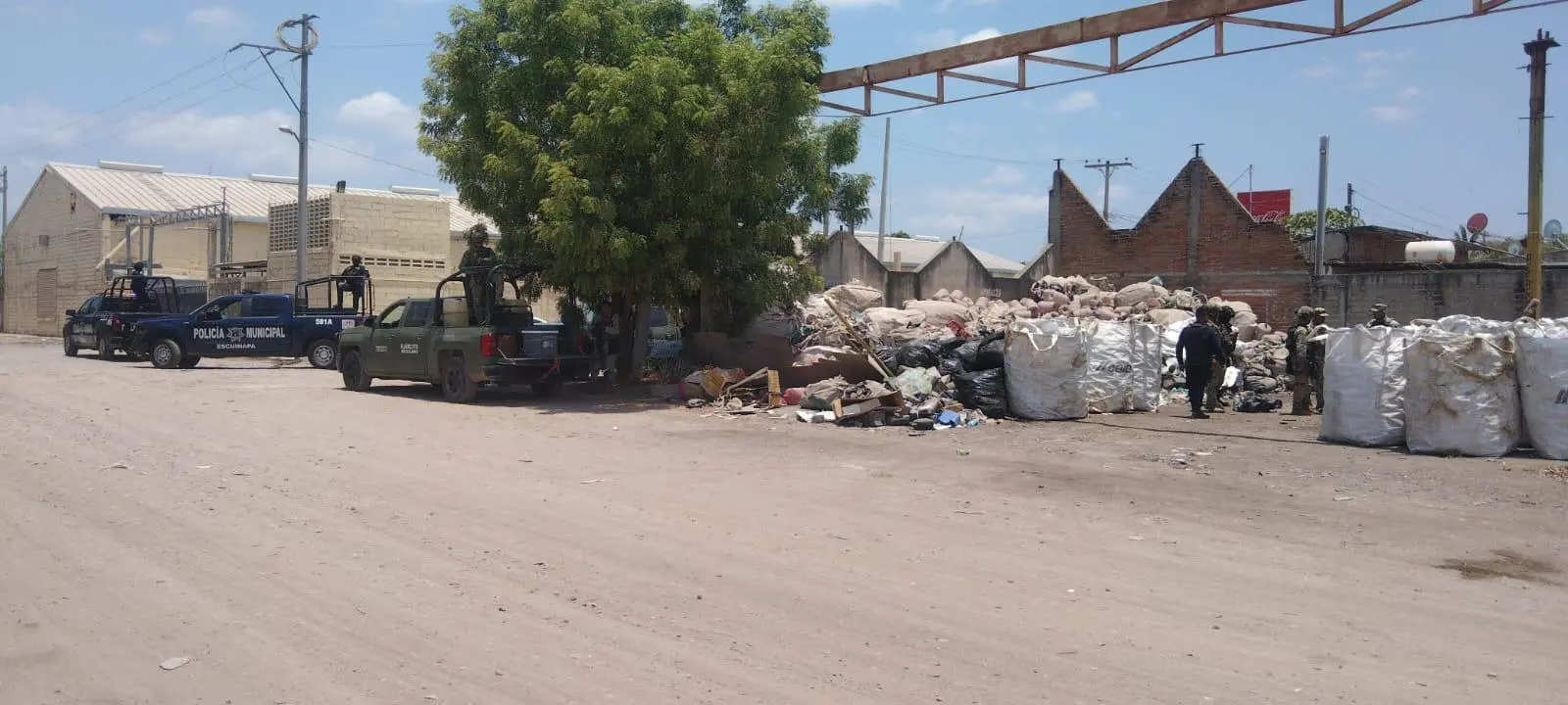 $!Localizan artefacto explosivo entre basura en Escuinapa