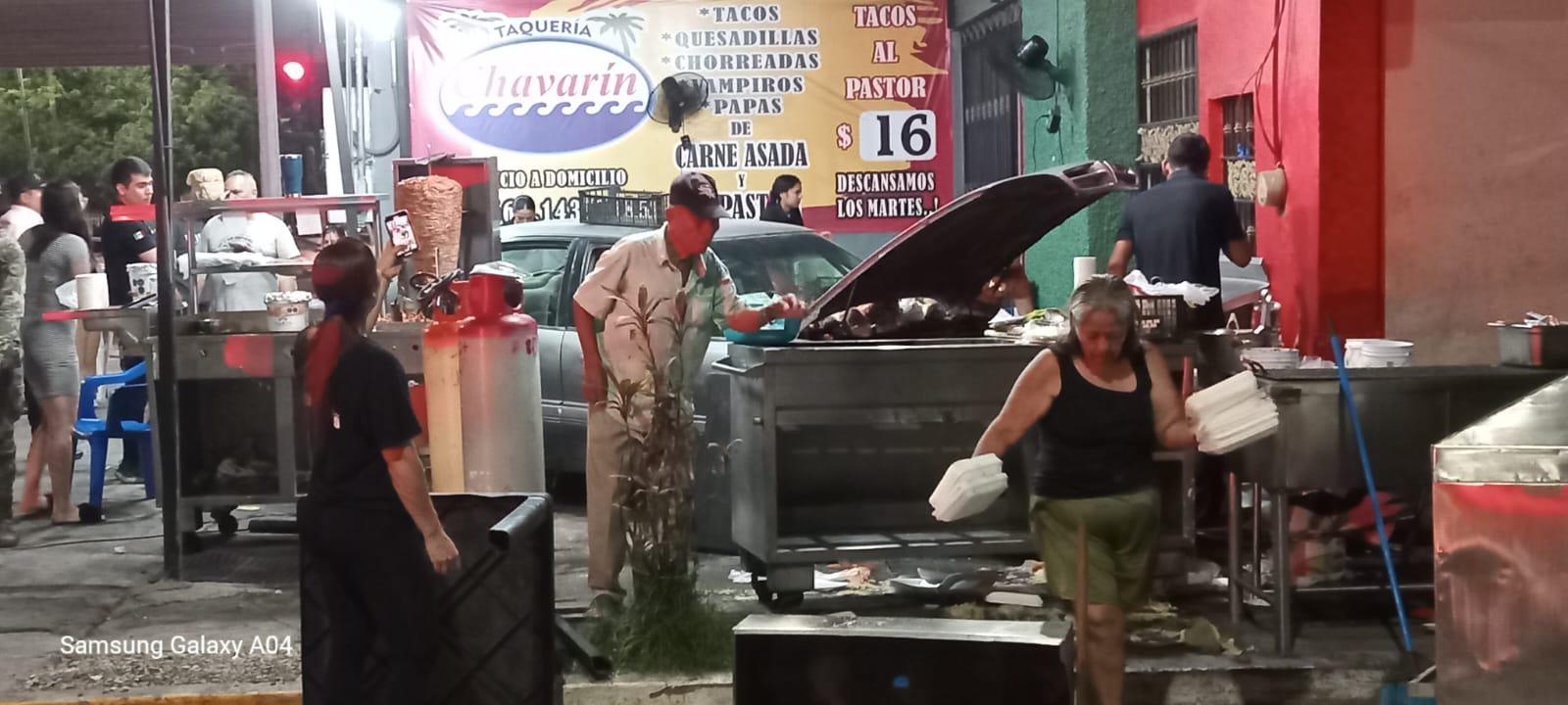 $!Embiste auto una taquería y deja a una niña y un hombre lesionados en Mazatlán