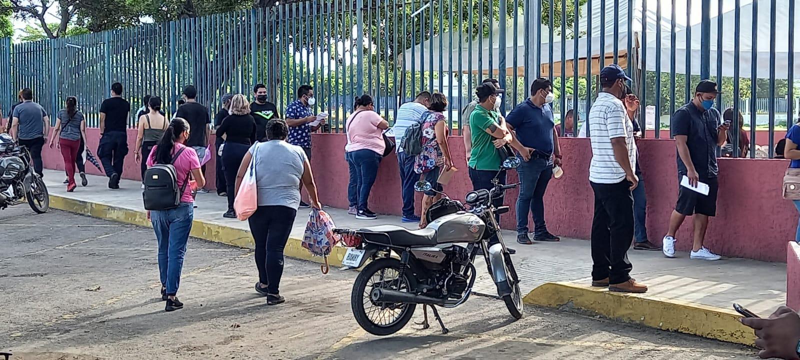 $!Jóvenes de 30 a 39 años acuden por su segunda dosis contra el Covid en Mazatlán