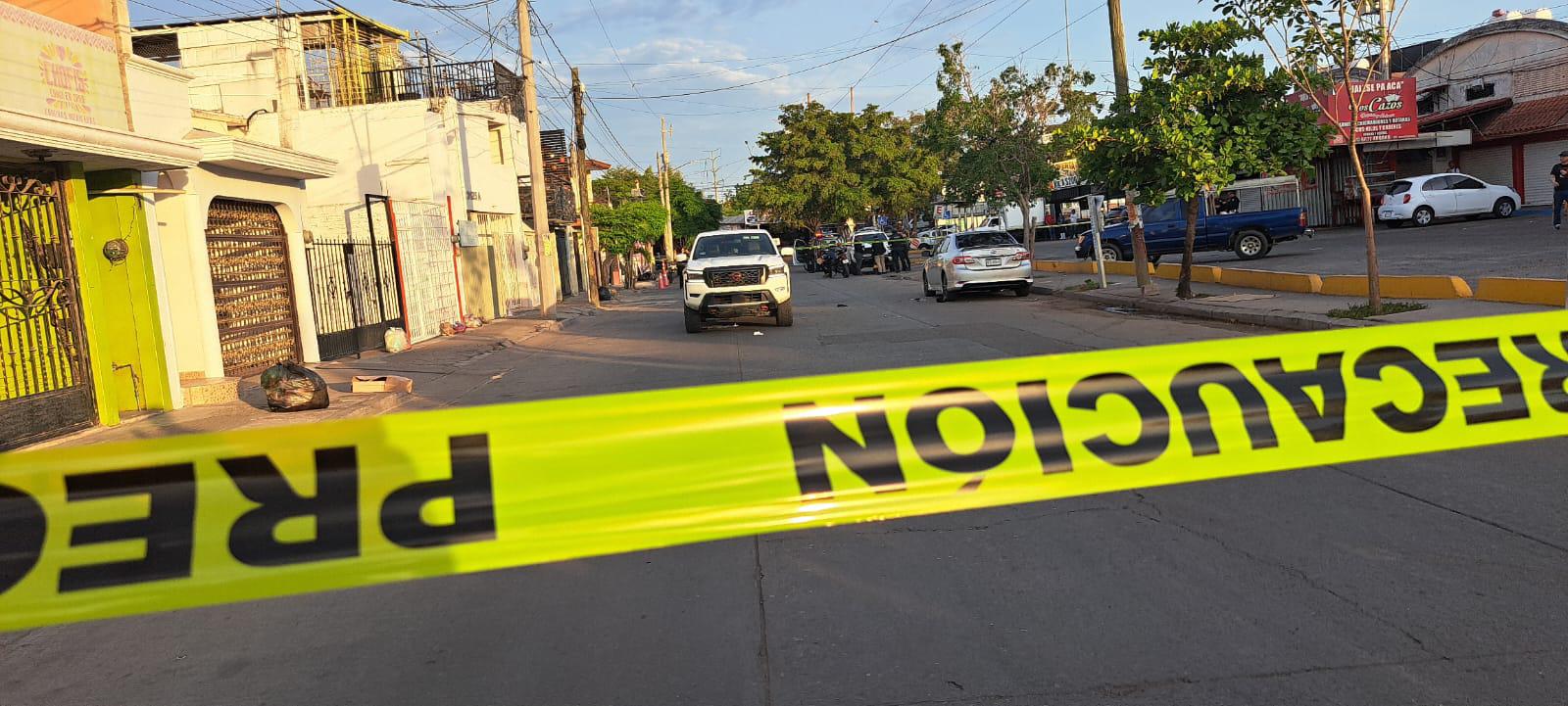 $!Privan de libertad a tres personas frente al mercado Humaya en Culiacán; dejan vehículo abandonado