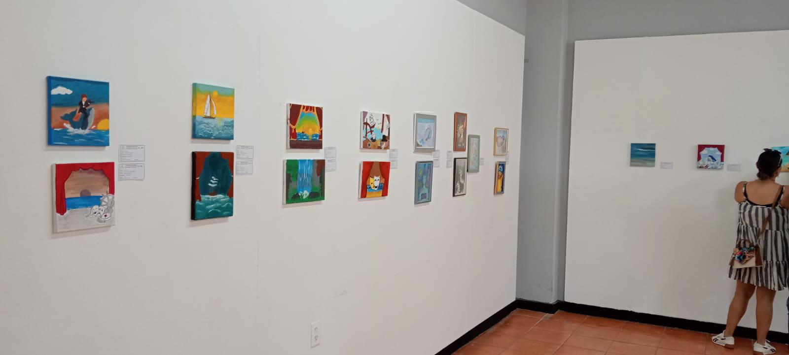 $!La exhibición “Travesías Visuales” reunió obras de pequeño formato inspiradas en distintas miradas sobre Mazatlán y su relación con el mar.